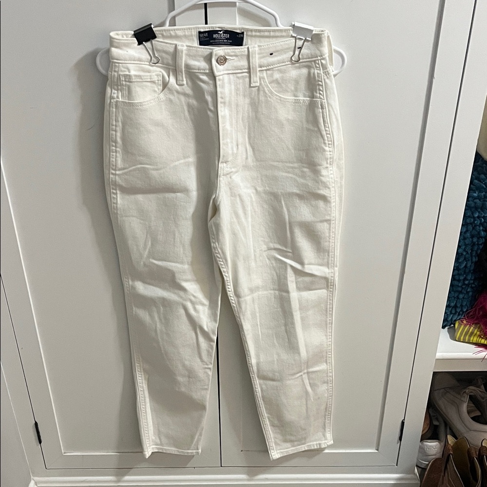 HOLLISTER ULTRA HIGH RISE MOM JEAN IN GREAT CONDITION